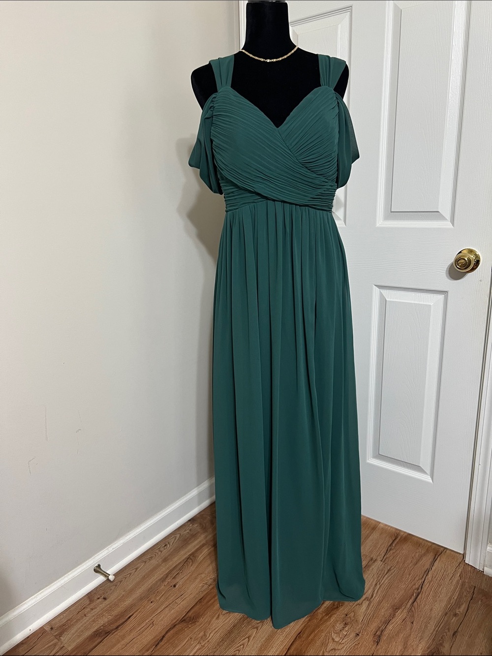 Elegant Green V-Neck Maxi Dress with Draped Shoulders